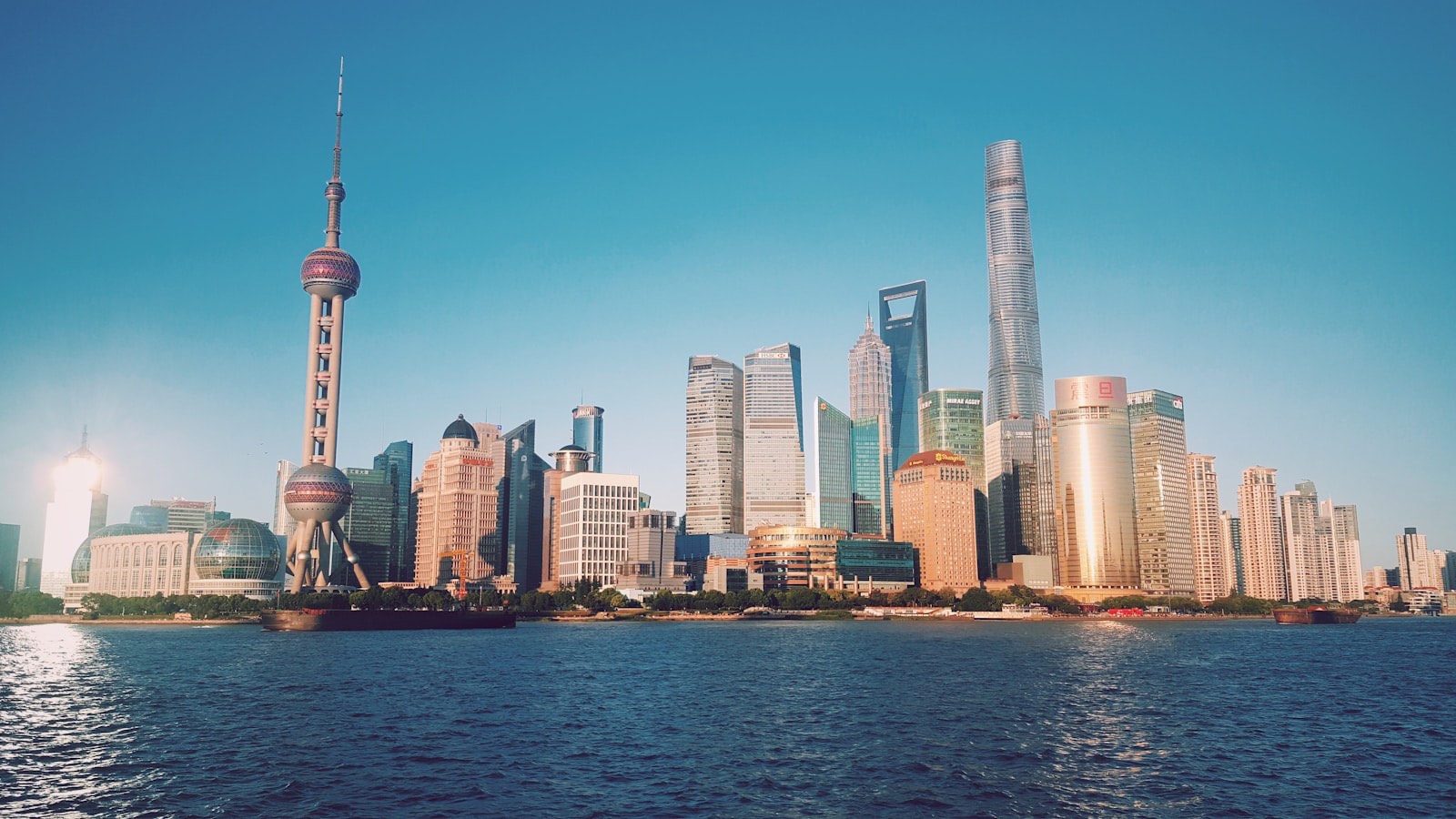 El skyline de Pudong con la Torre Perla de Oriente visto desde el río en Shanghái